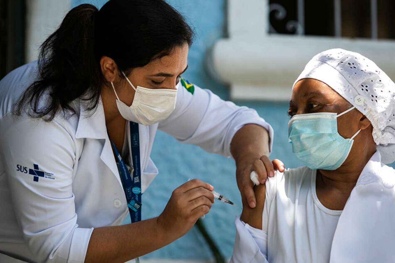Brasil recibe 2 millones de vacunas contra Covid