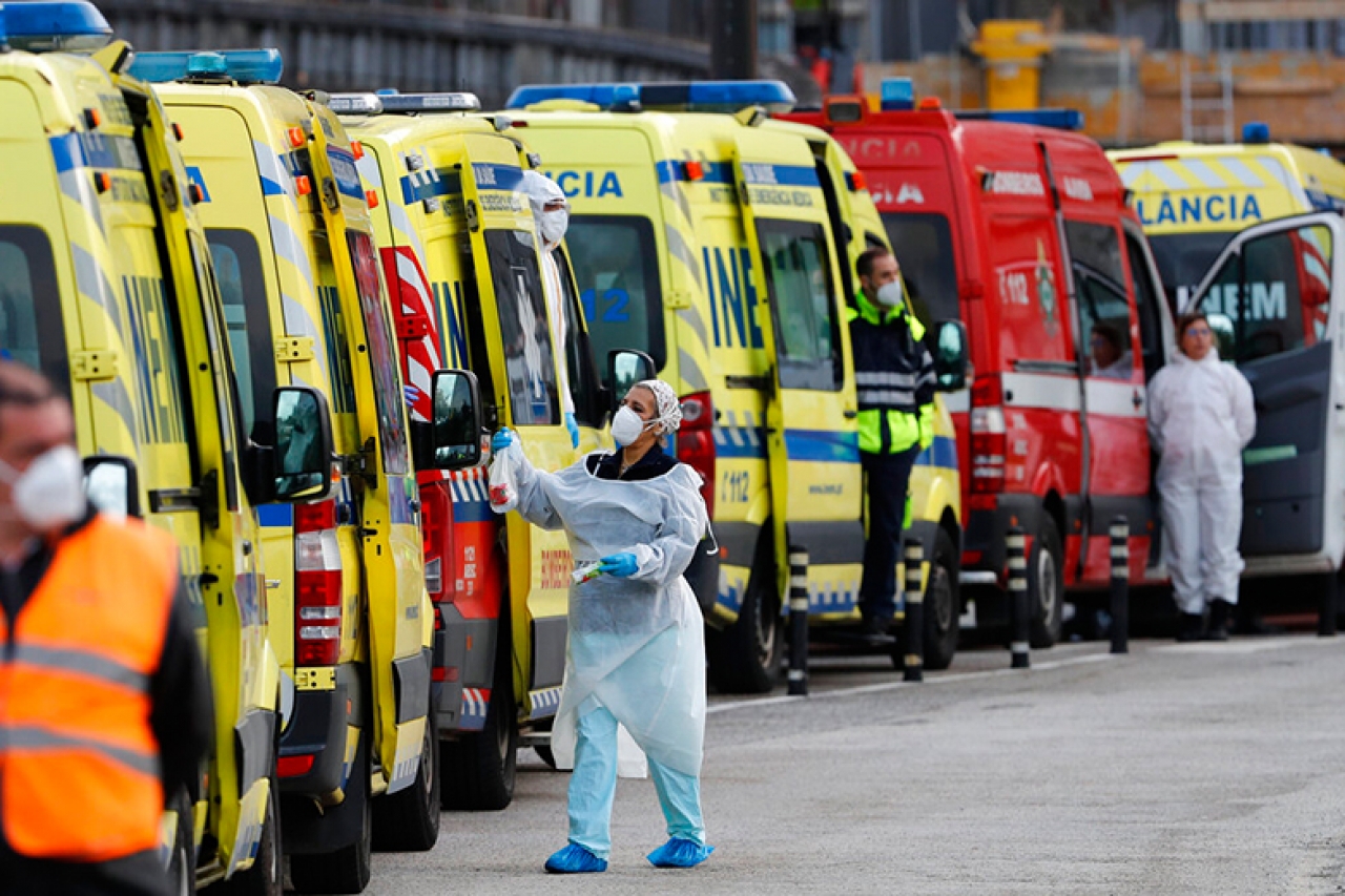 Ambulancias hacen fila en hospitales por Covid-19 en Portugal