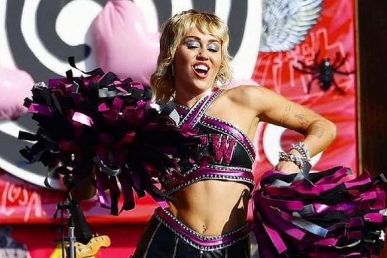 Miley Cyrus Enciende El Escenario En El Preshow Del Super Bowl 2135