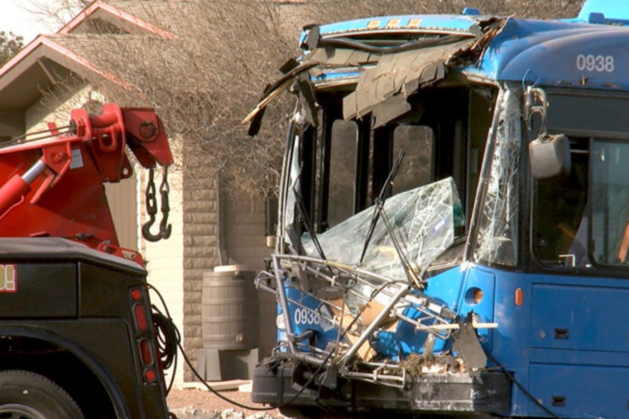 Autobús choca contra vivienda en El Paso