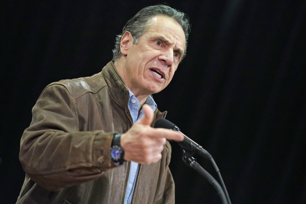 Gobernador de NY solicita revisar denuncias de acoso en su contra