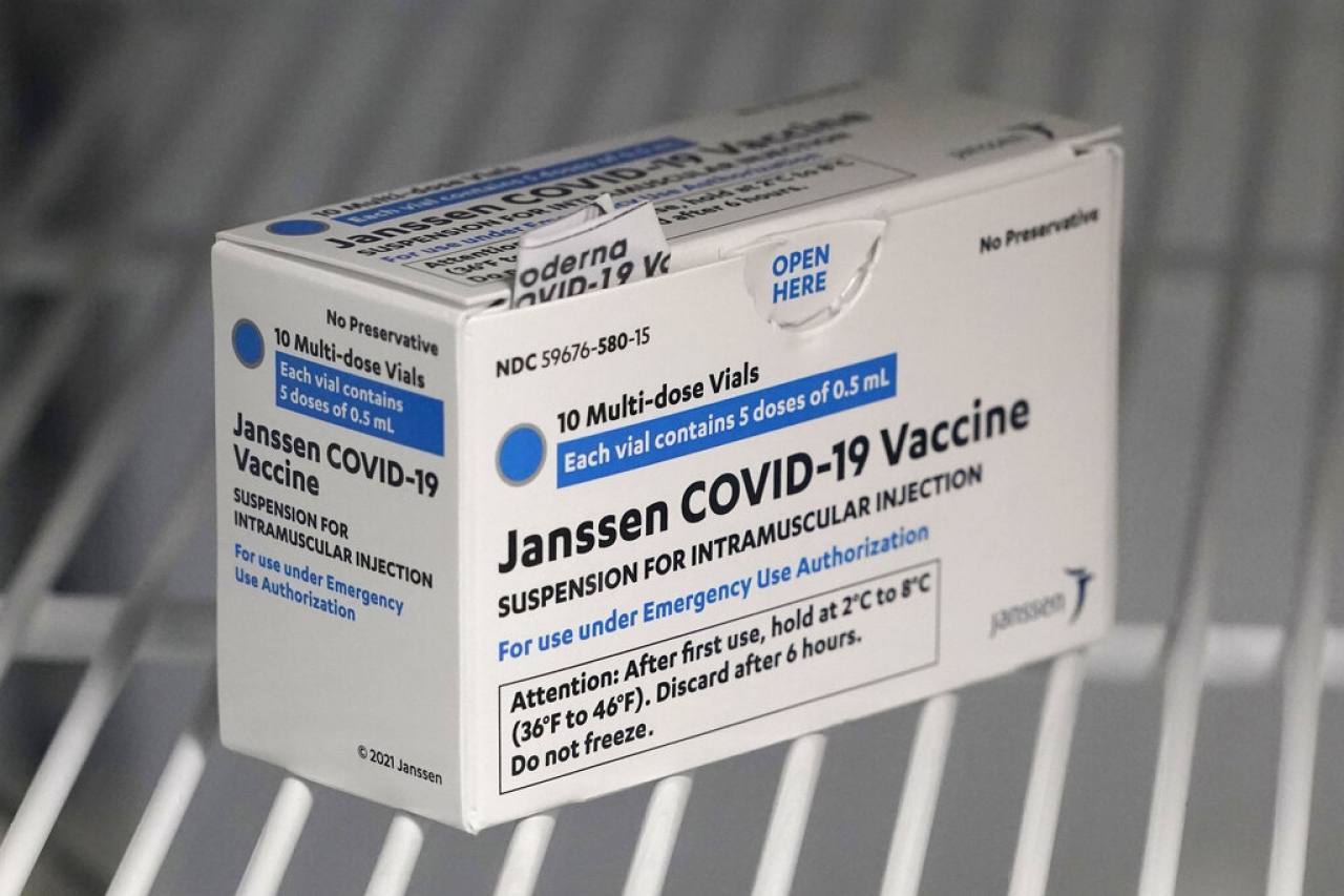 Recomienda EU suspender uso de vacuna J&J por coágulos