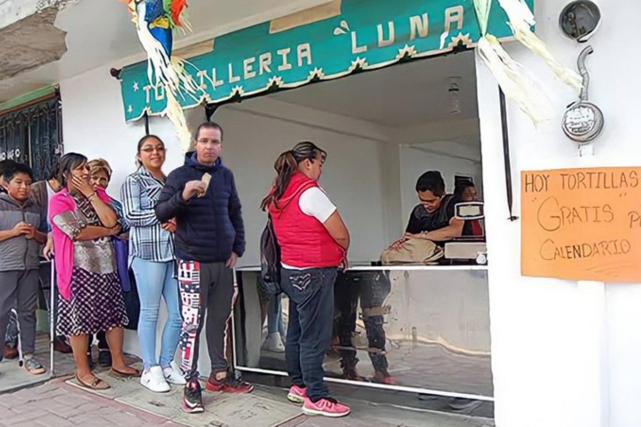 Anaya hace fila para las tortillas y lo tunden en redes