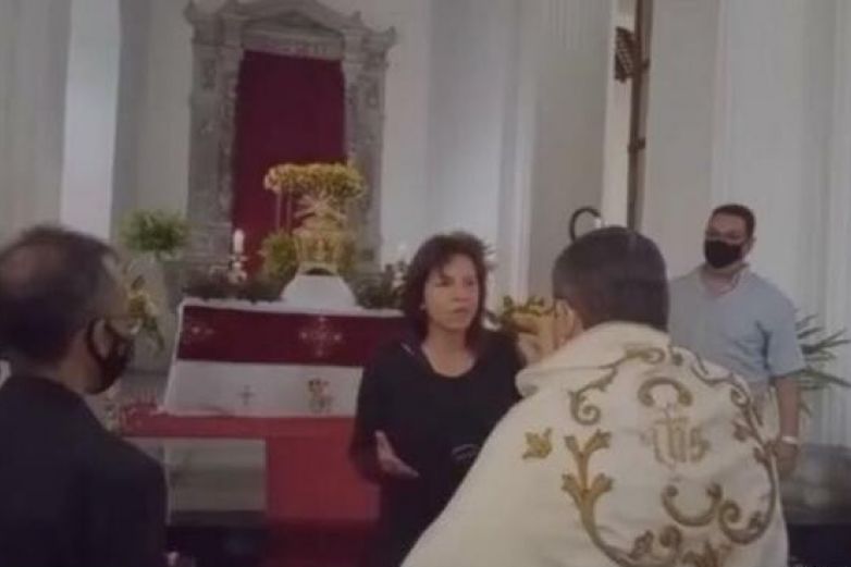 Mujer cachetea a sacerdote en Venezuela durante plena misa de Jueves Santo Mujer cachetea a sacerdote en Venezuela durante plena misa de Jueves Santo