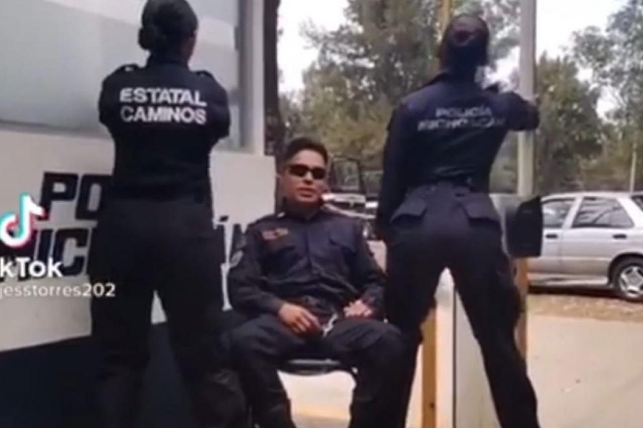 Video: Policías muestran admiración por el Cartel... de Santa