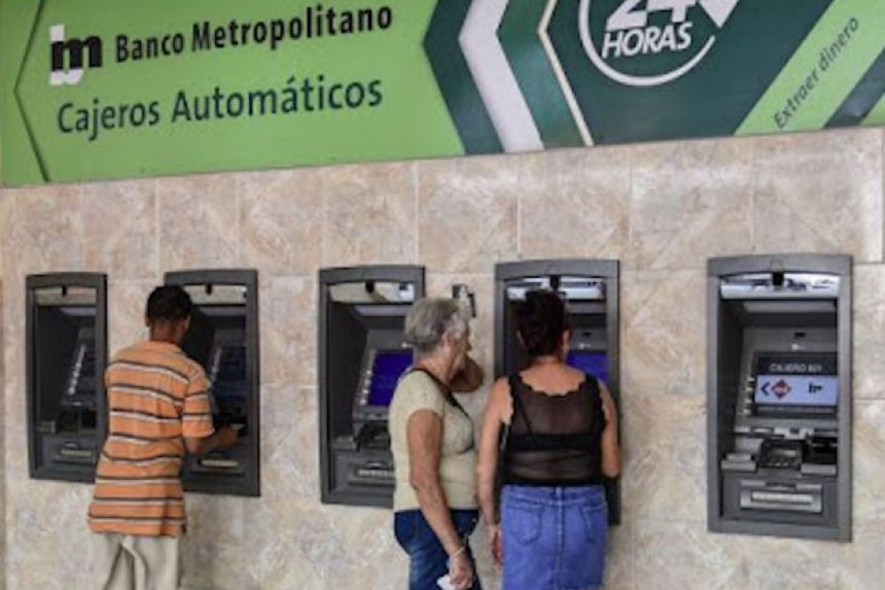Cubanos se vuelven millonarios: un error bancario los ilusiona