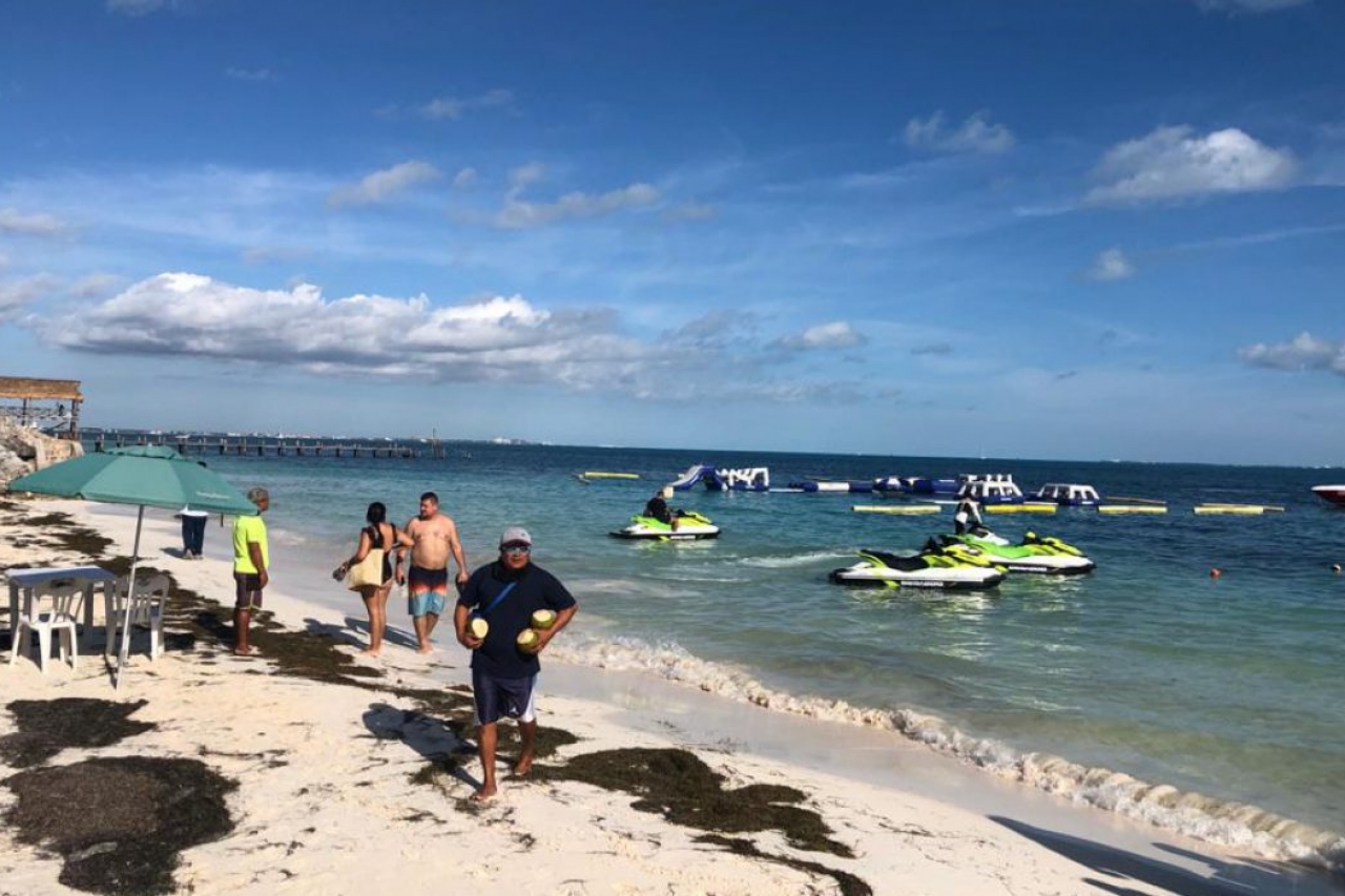 Bolsas de papitas en playas de Cancún; denuncian a turistas cochinos