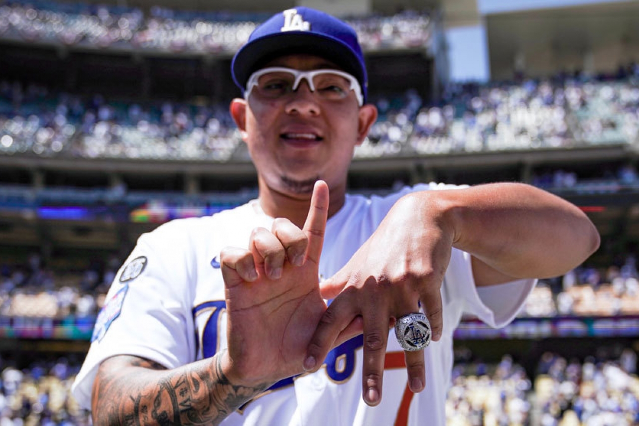 Julio Urías y los Dodgers reciben su anillo de campeones de la MLB