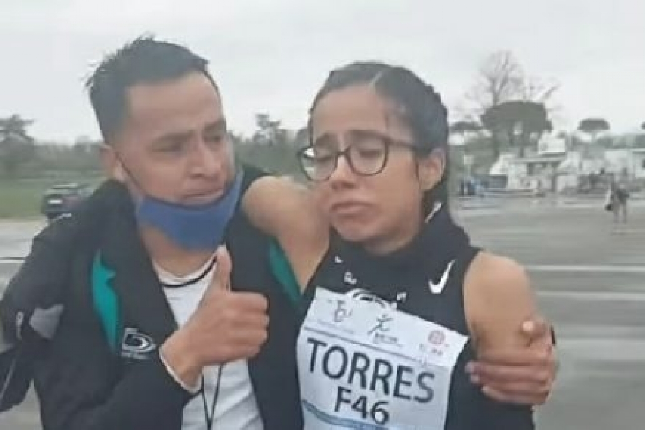Maratonista mexicana da marca olímpica y llora al cruzar la meta