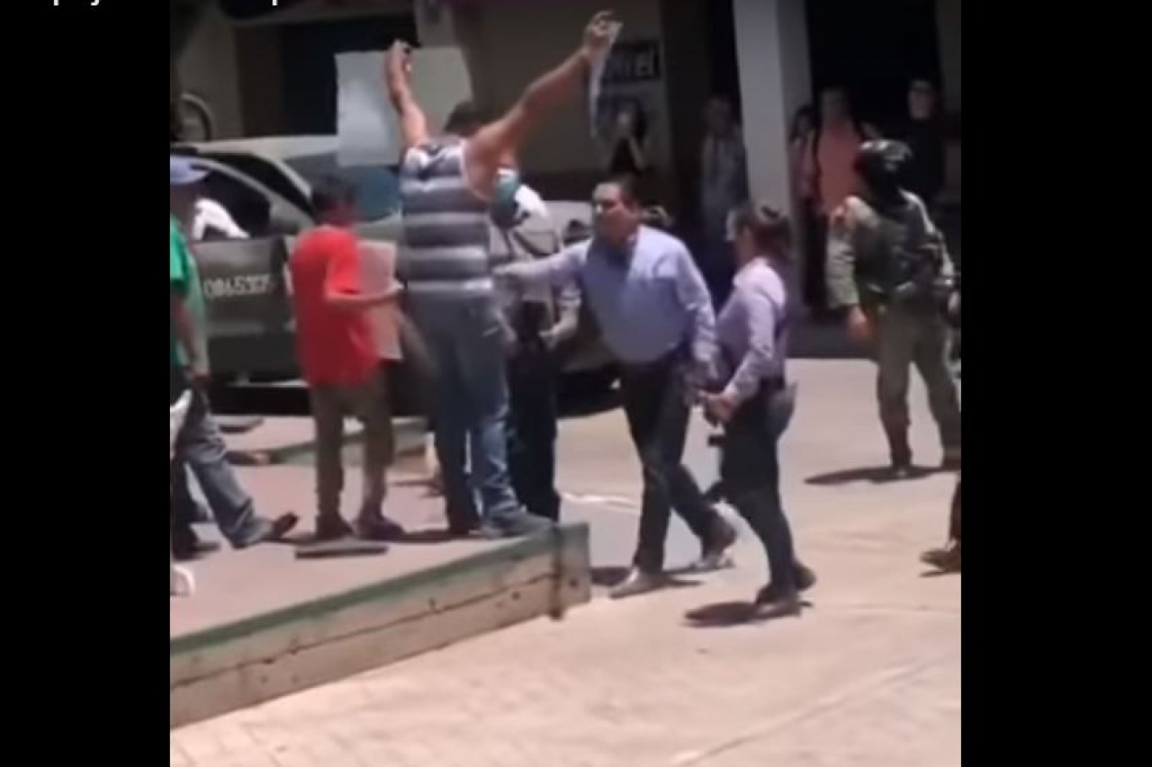 Video: Agrede gobernador de Michoacán a maestro manifestante
