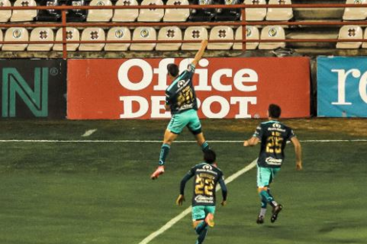 Video: Puebla anota gol kilométrico ante Pachuca