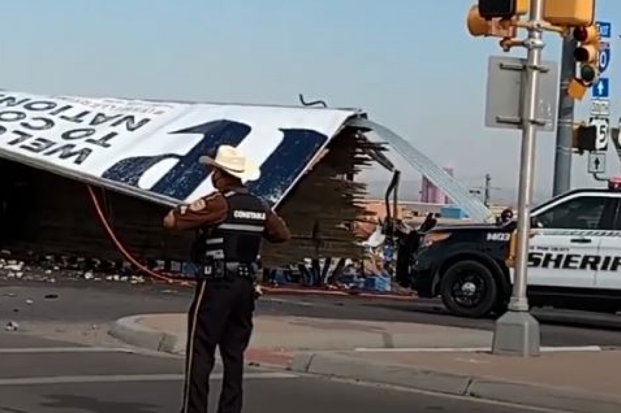 Aparatoso choque entre camiones deja una persona sin vida en El Paso