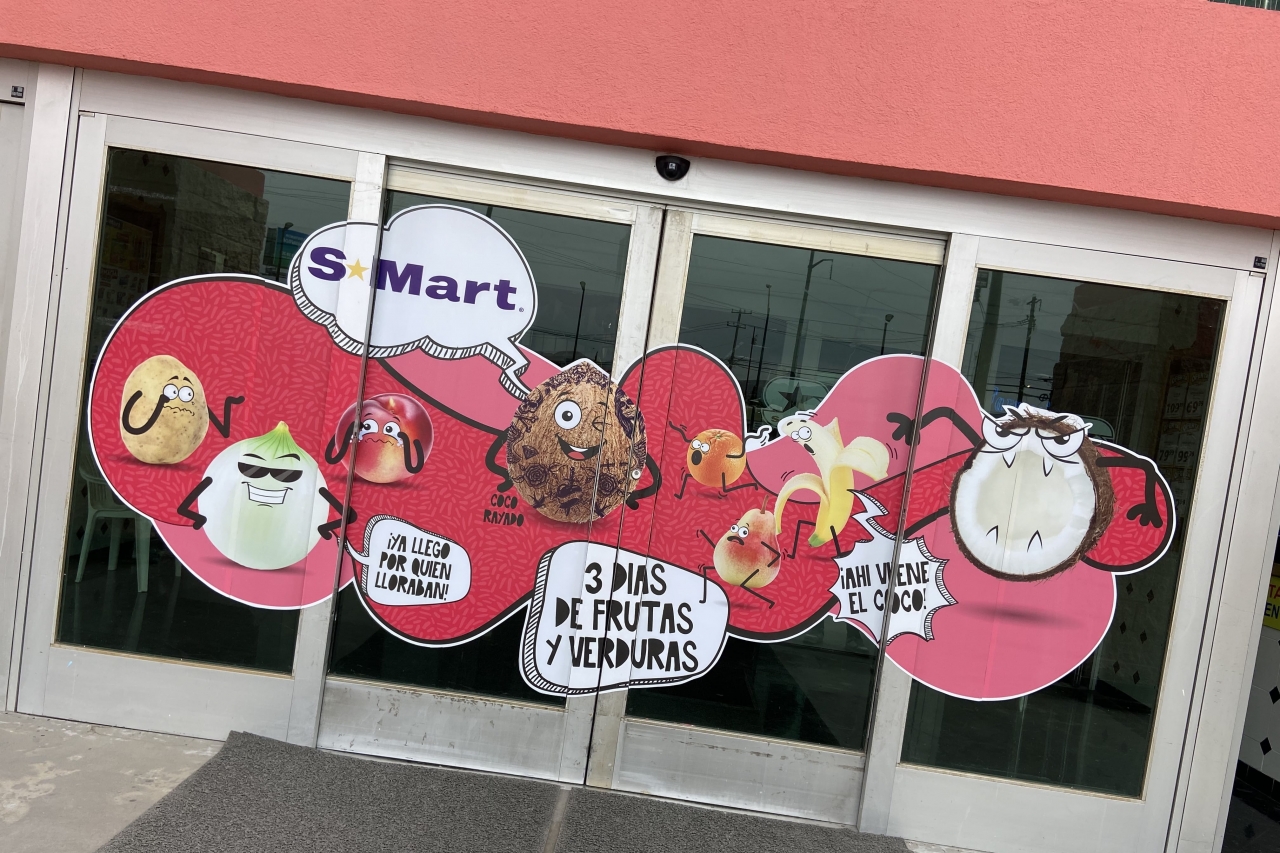 ¡Ahí viene el coco!: Cobran vida las frutas y verduras de supermercados S-Mart