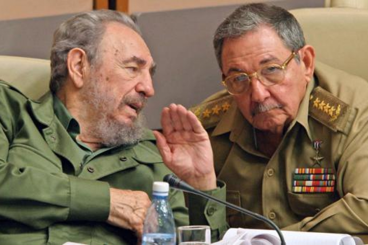 Revelan planes de la CIA para ultimar a Fidel y Raúl Castro