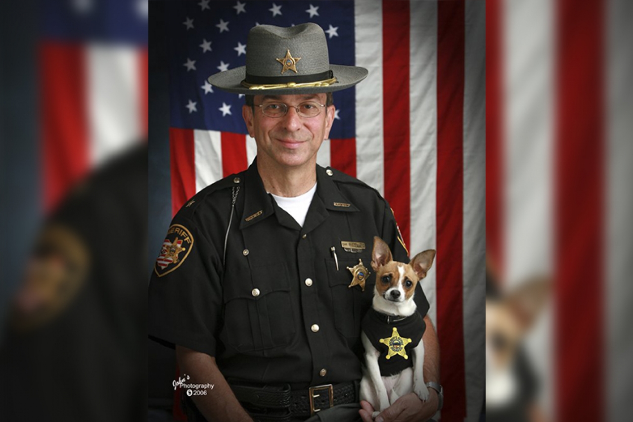 El sheriff jubilado y su compañero canino mueren el mismo día