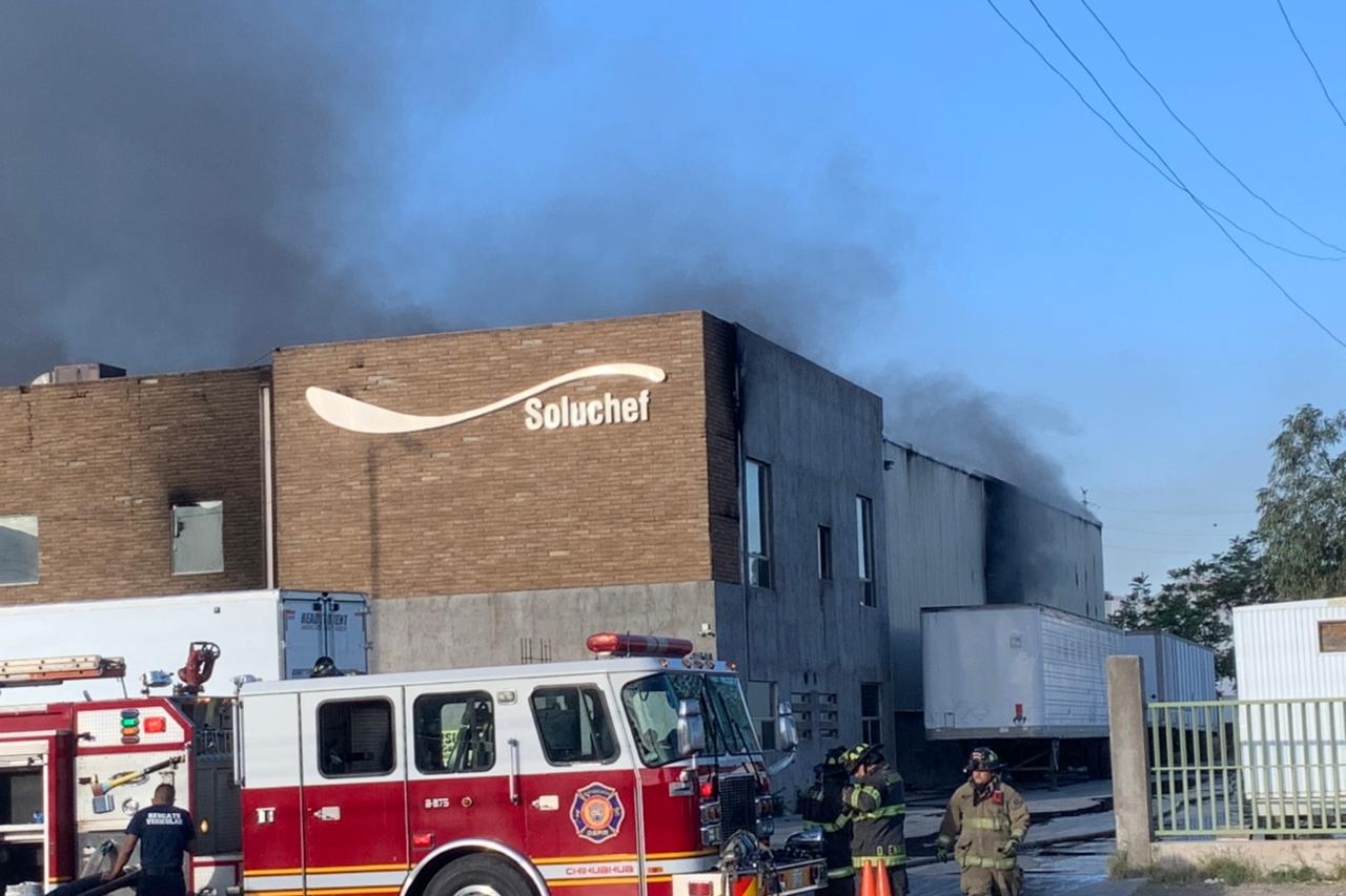 Bomberos Quedan Heridos Tras Incendio En Bodega