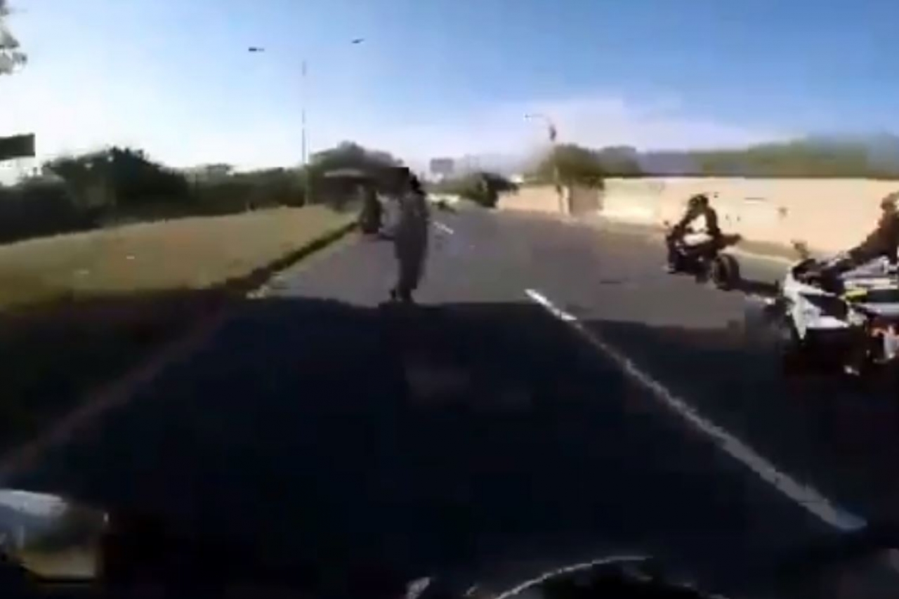 Video: A gran velocidad motociclista arrolla a mujer en NL