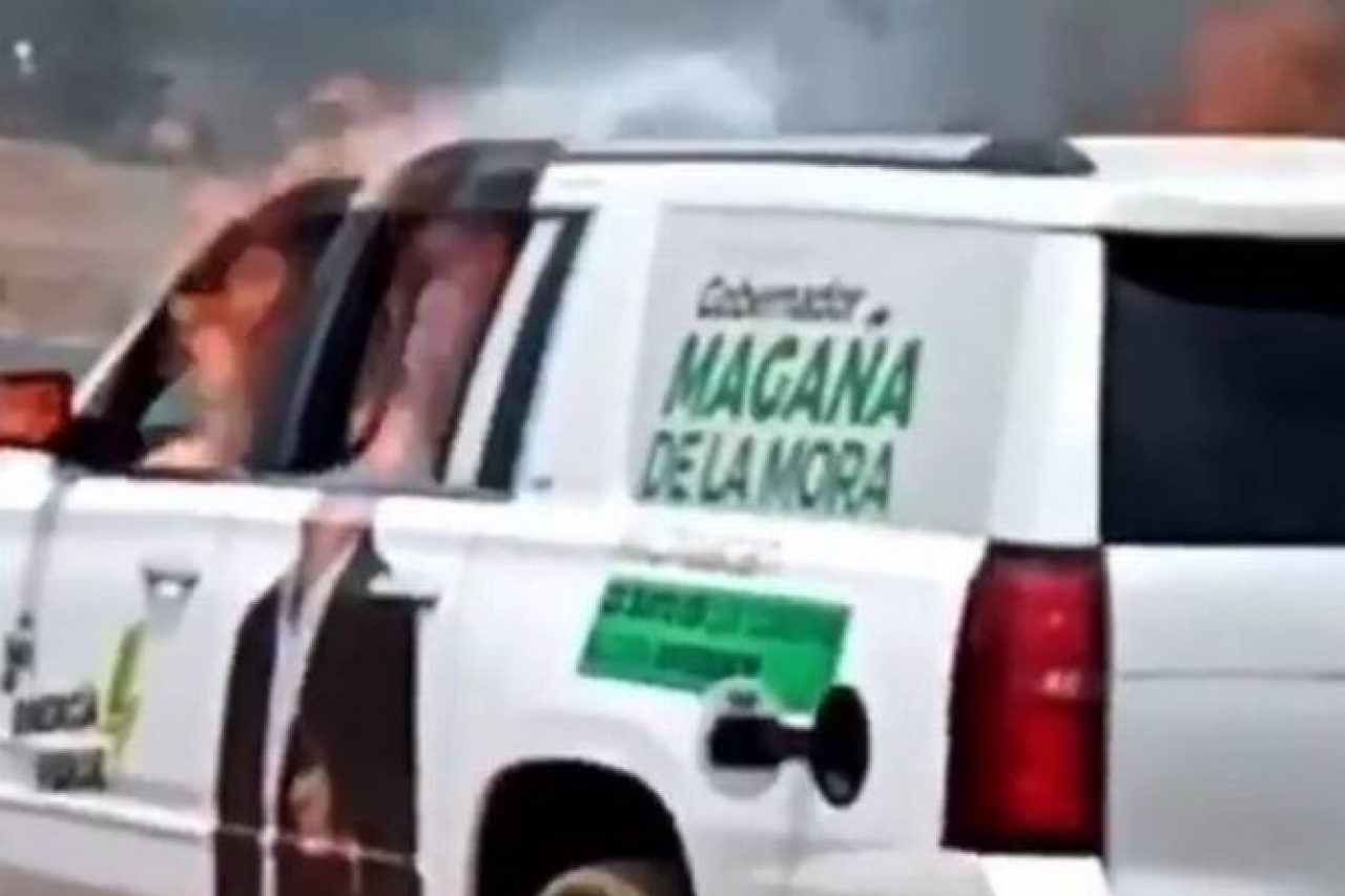 Video: Queman camioneta del PVEM en Michoacán