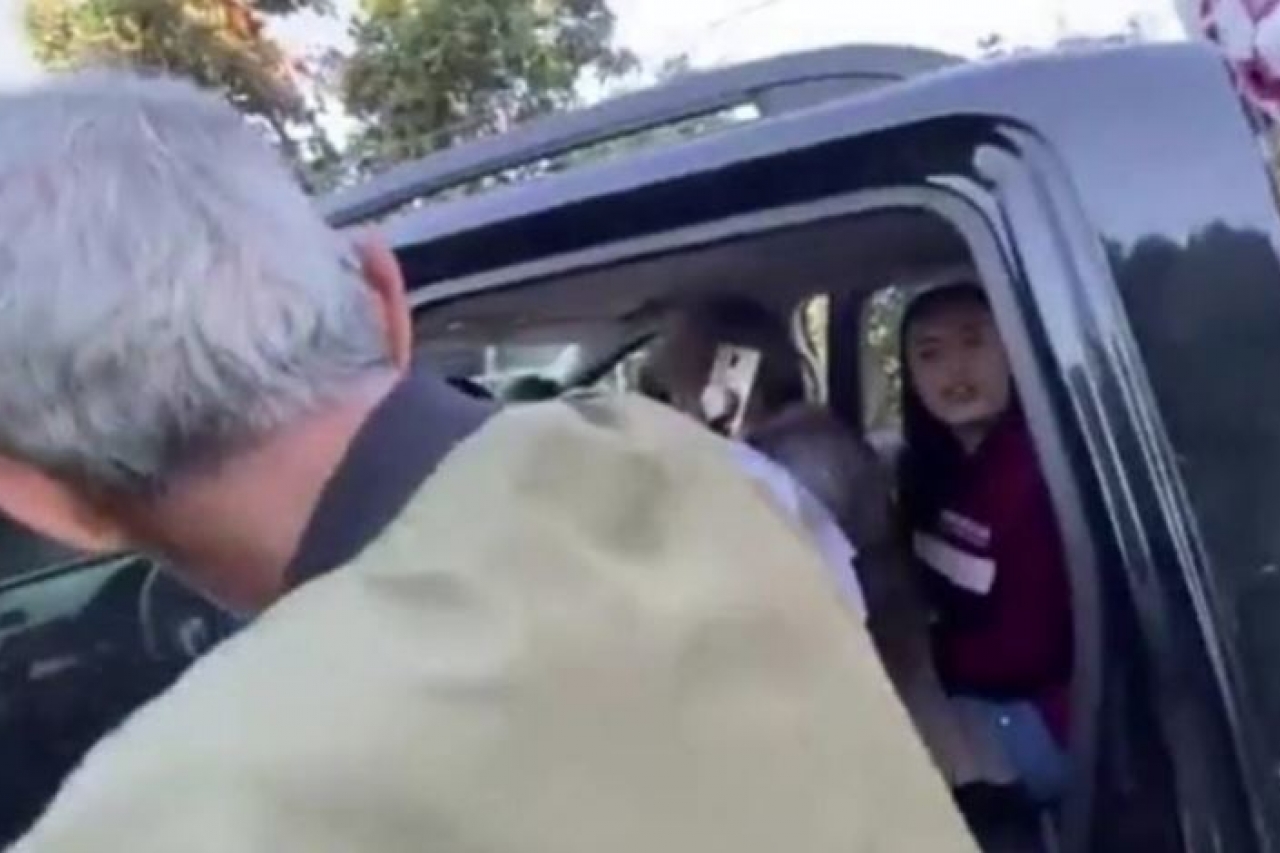Hijo de Mireles corre a la viuda de su padre en campaña en Michoacán