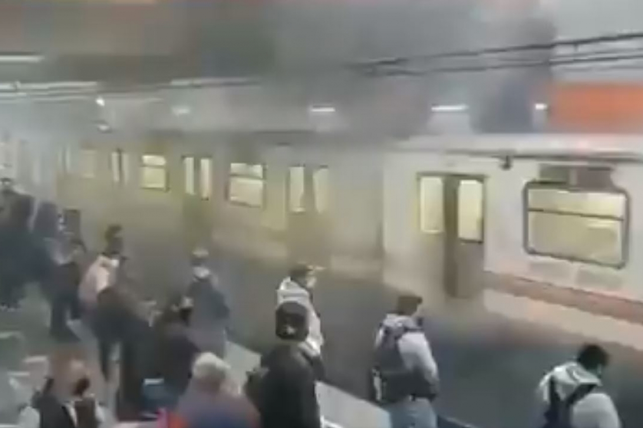 Video: Reportan intenso humo por fallas en línea A del Metro