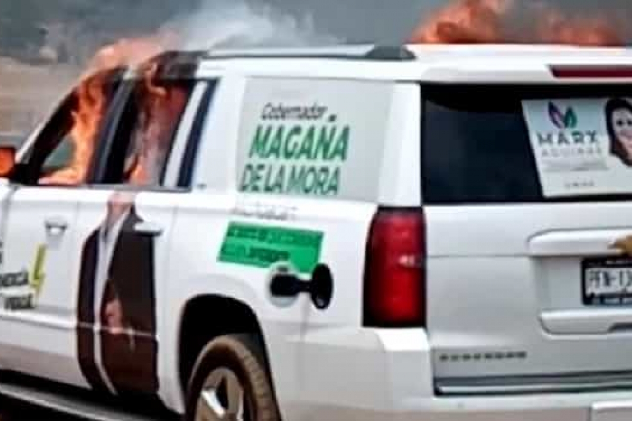 Video: Roban y queman camioneta del Partido Verde en Michoacán
