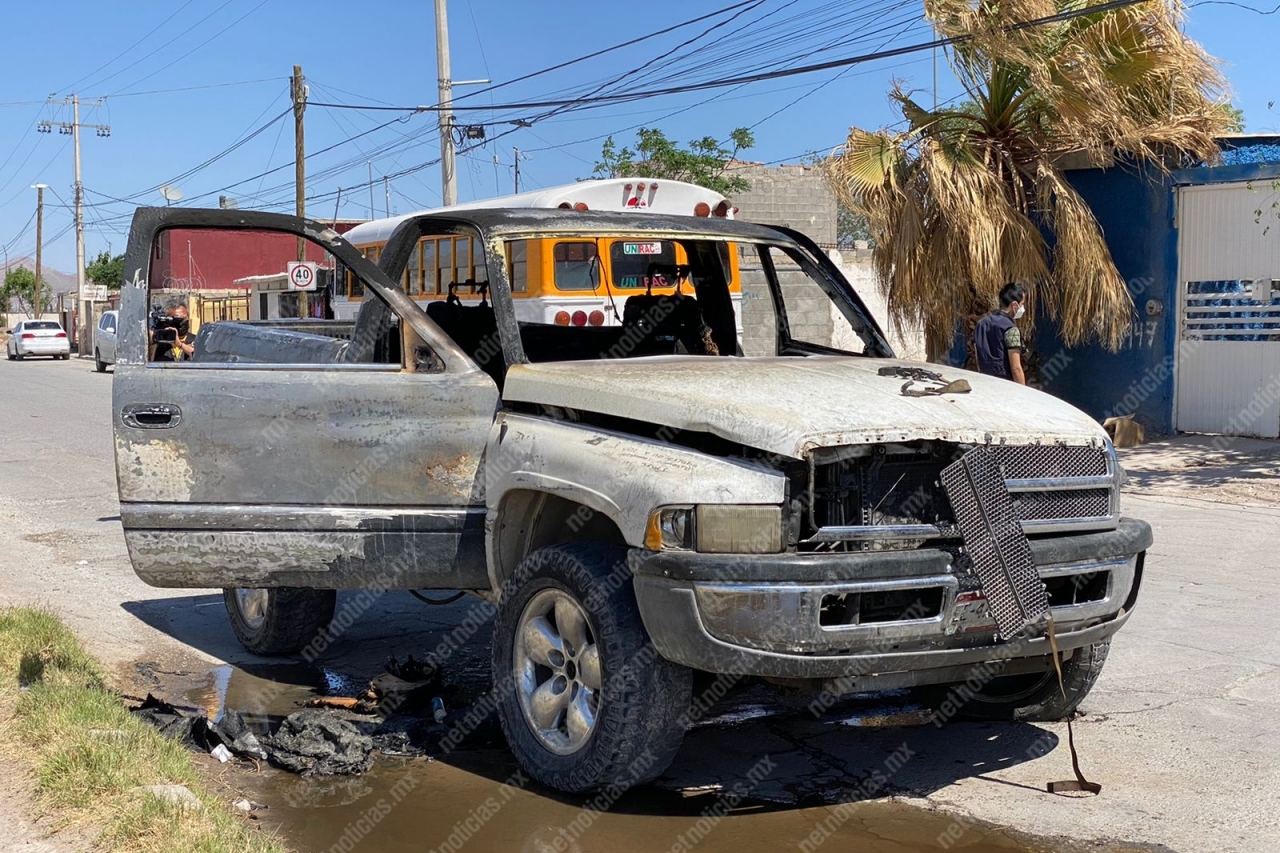 Abandonan camioneta calcinada en la Lázaro Cárdenas