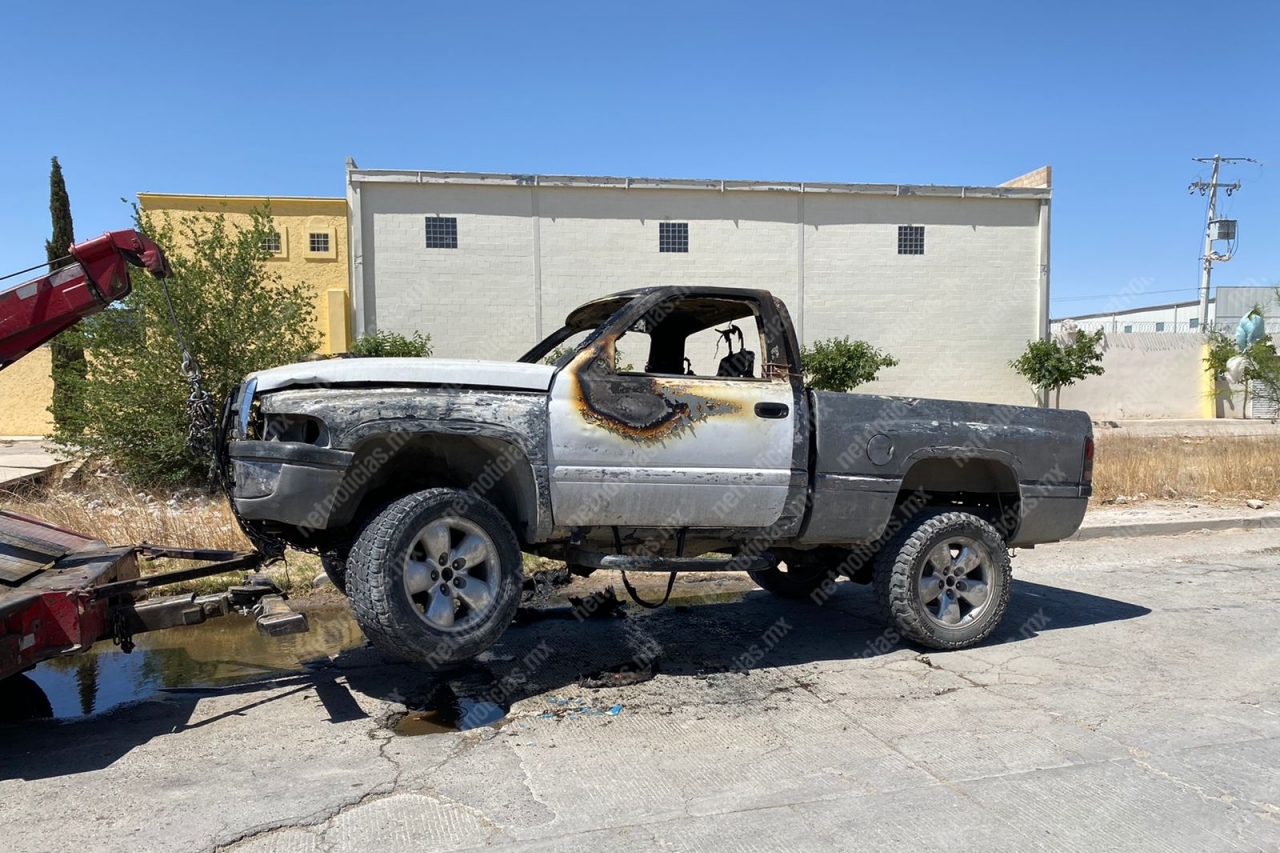 Abandonan camioneta calcinada en la Lázaro Cárdenas