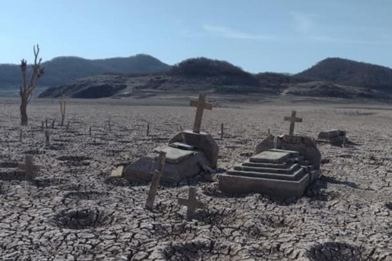 Fotos: Sequía deja al descubierto un panteón en Sinaloa