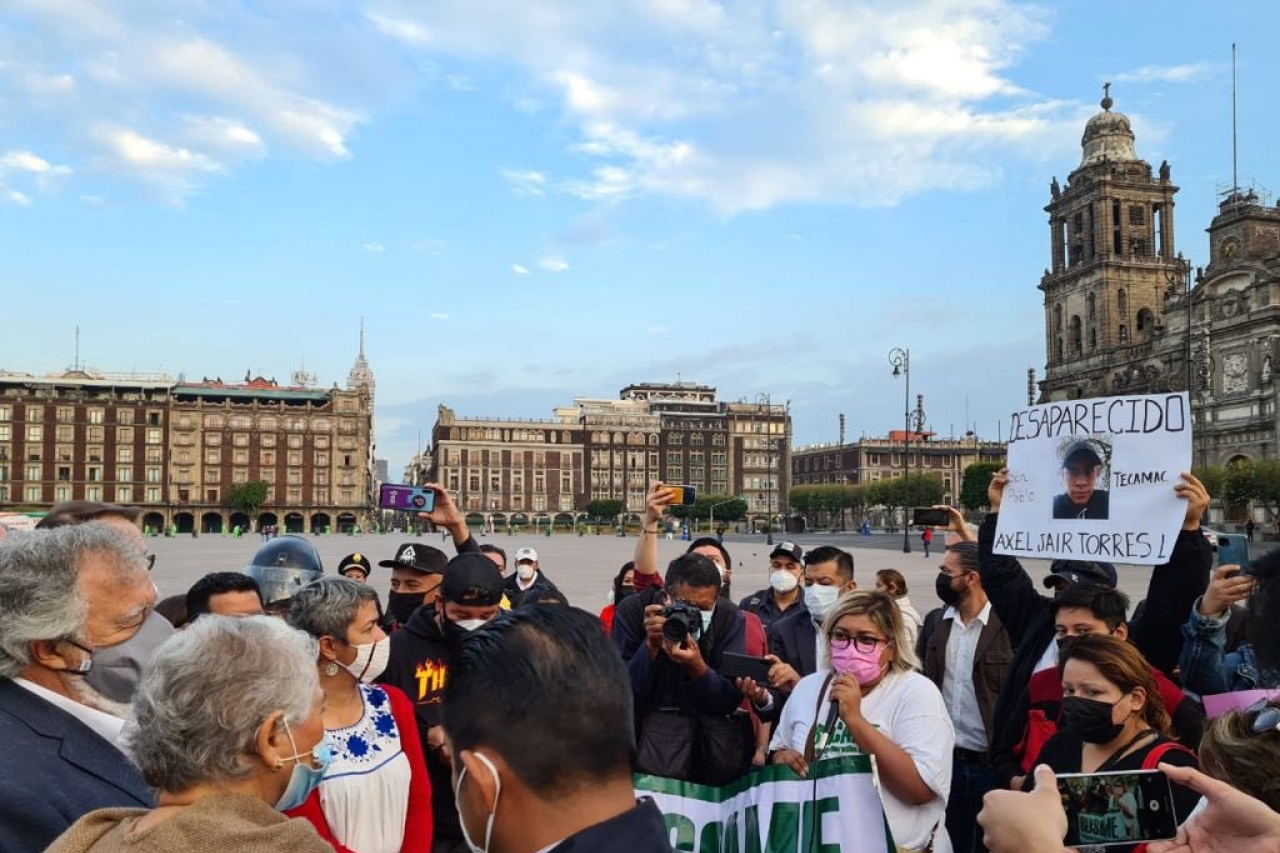 Mientras 'La Mañanera' fue un festival, afuera protestaban por desaparecidos