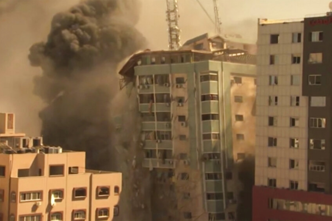Israel destruye edificio que albergaba sede de AP en Gaza