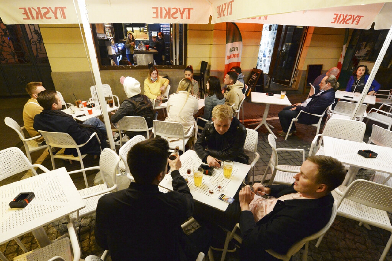 Polonia reabre parcialmente bares y restaurantes