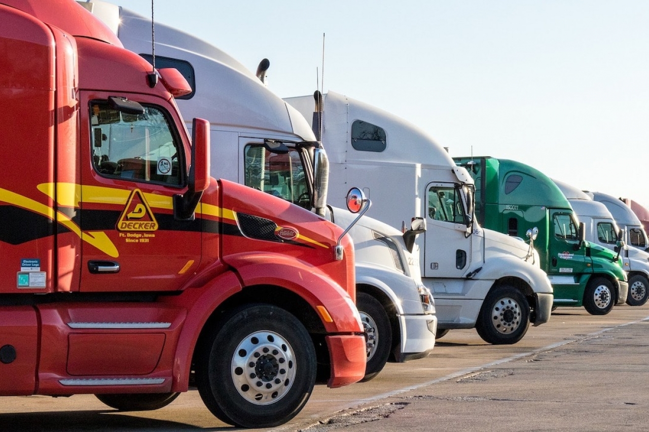 Empresa abre vacantes para conductores de camión; 278 mil pesos semanales