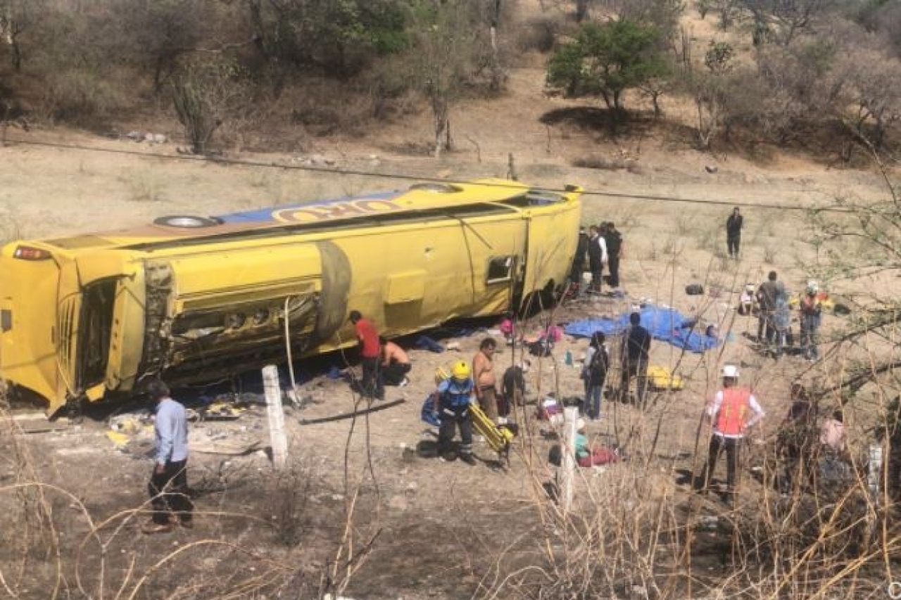 Pasajero ebrio causa accidente de autobús; 6 muertos y 16 heridos