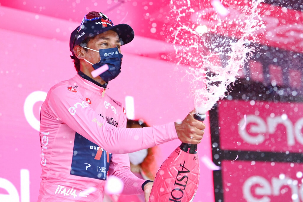 Bernal, primera victoria de etapa y 'maglia rosa' en el Giro