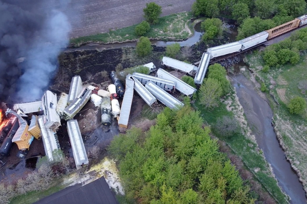 Video: Evacuan a pobladores tras descarrilamiento de tren en EU