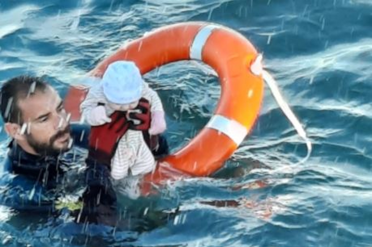 Guardia Civil Española rescata a bebé a punto de ahogarse