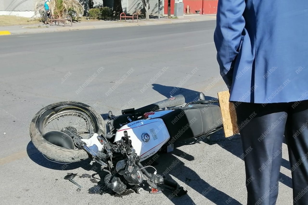 Motociclista resulta lesionado tras choque en Gómez Morín