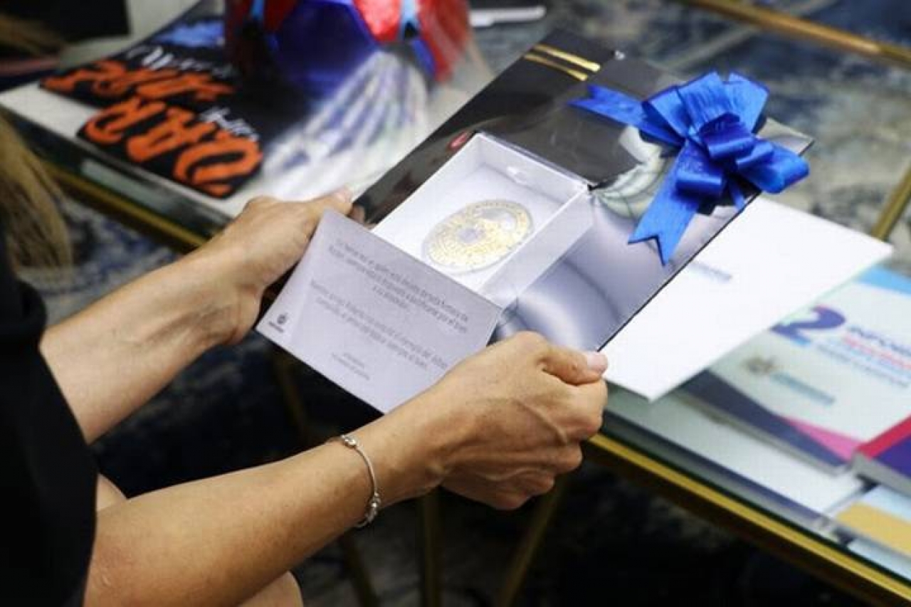 Entrega alcaldesa de Chihuahua placa a familia de policía caído