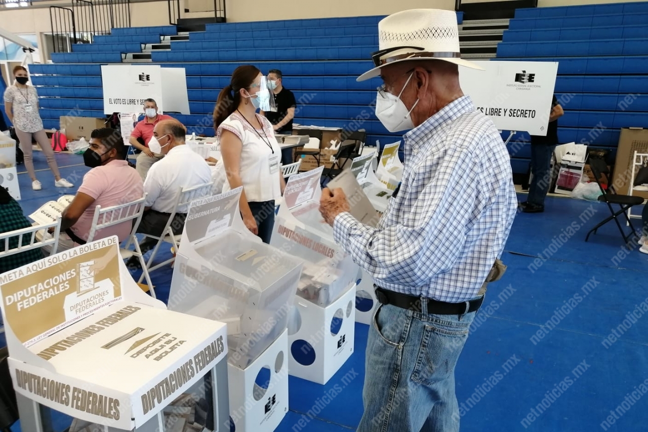 Saturan ciudadanos casillas para votar en Chihuahua