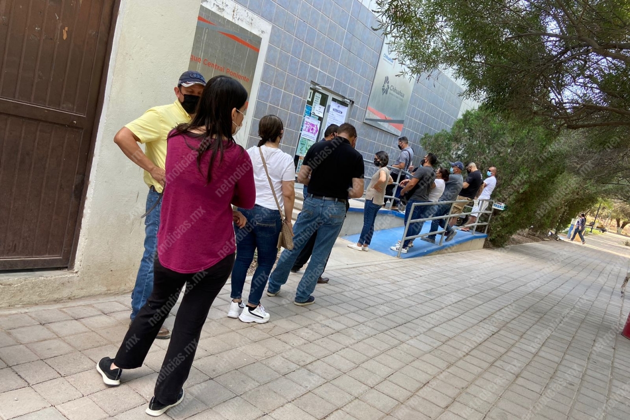 Reportan una hora de espera para votar en Parque Central