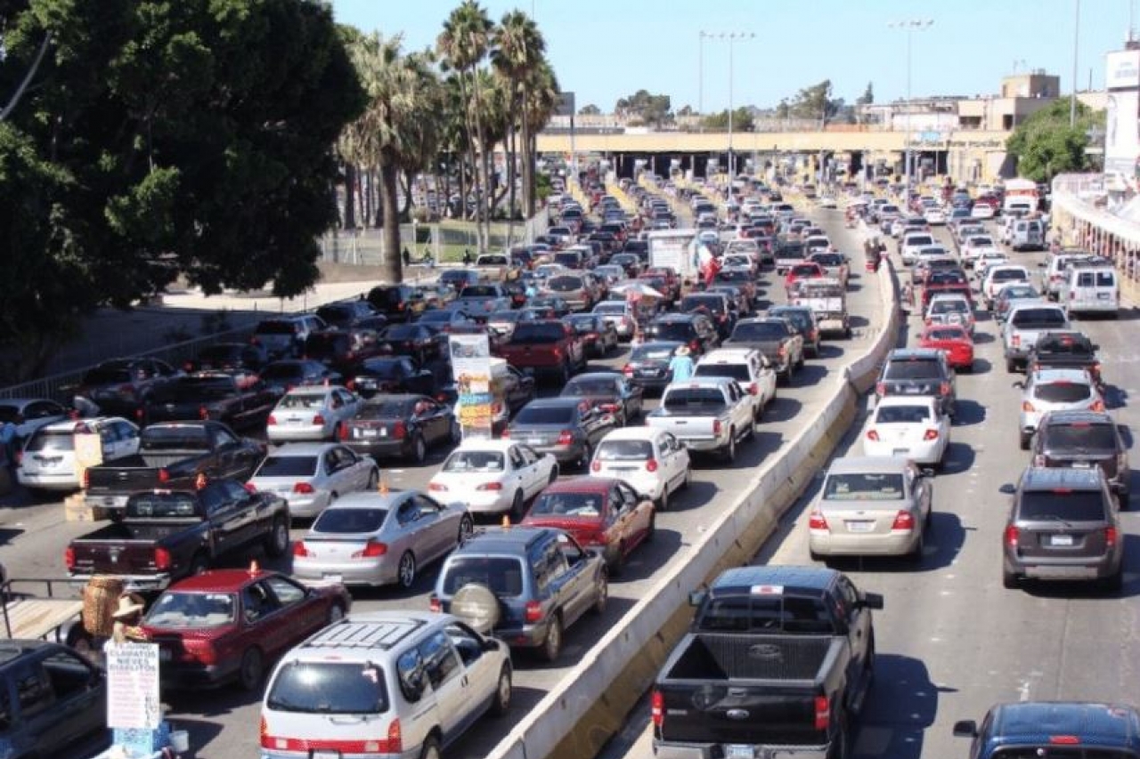 Migrantes intentan cruzar ilegalmente por Tijuana en autos de EU