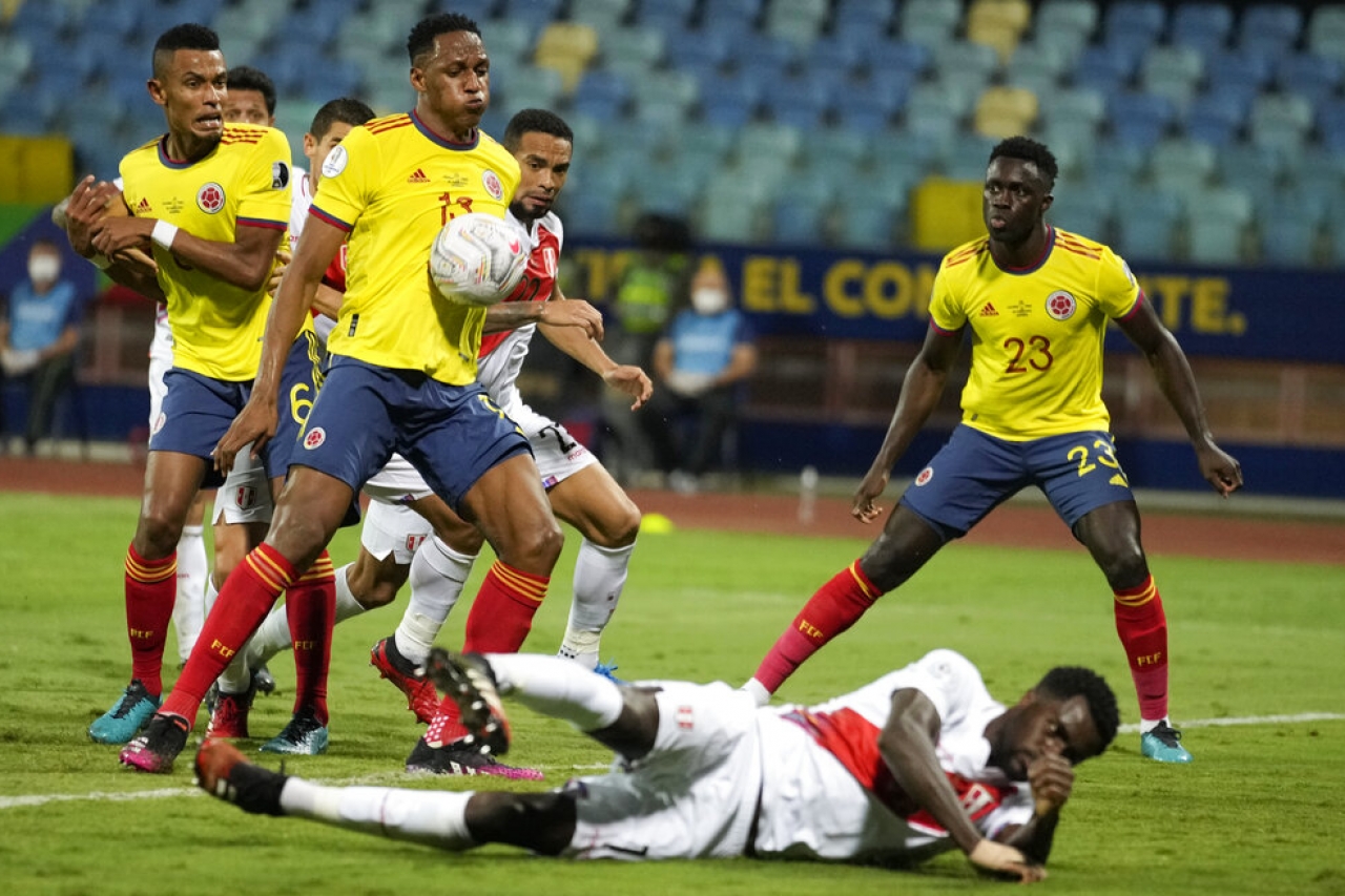 Perú vence a Colombia y revive