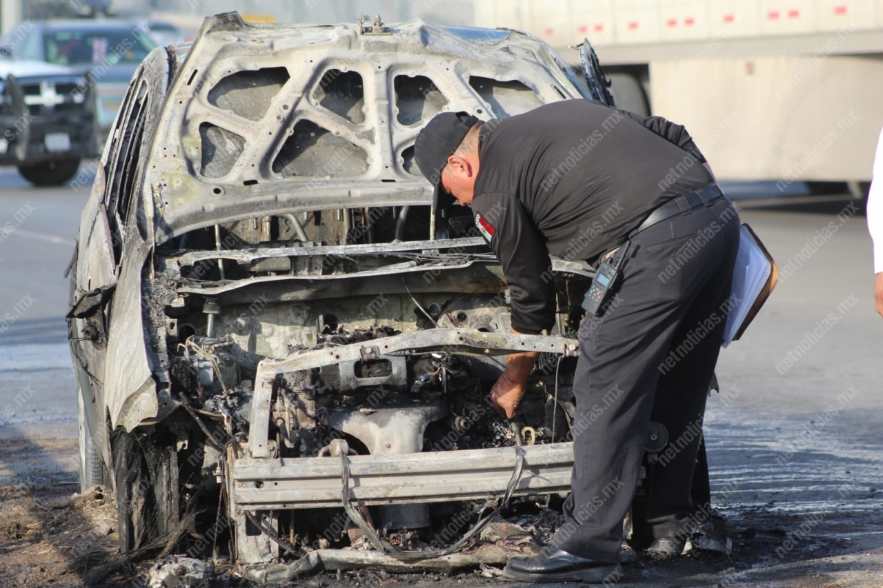 Video: Se incendia vehículo en el puente Libramiento