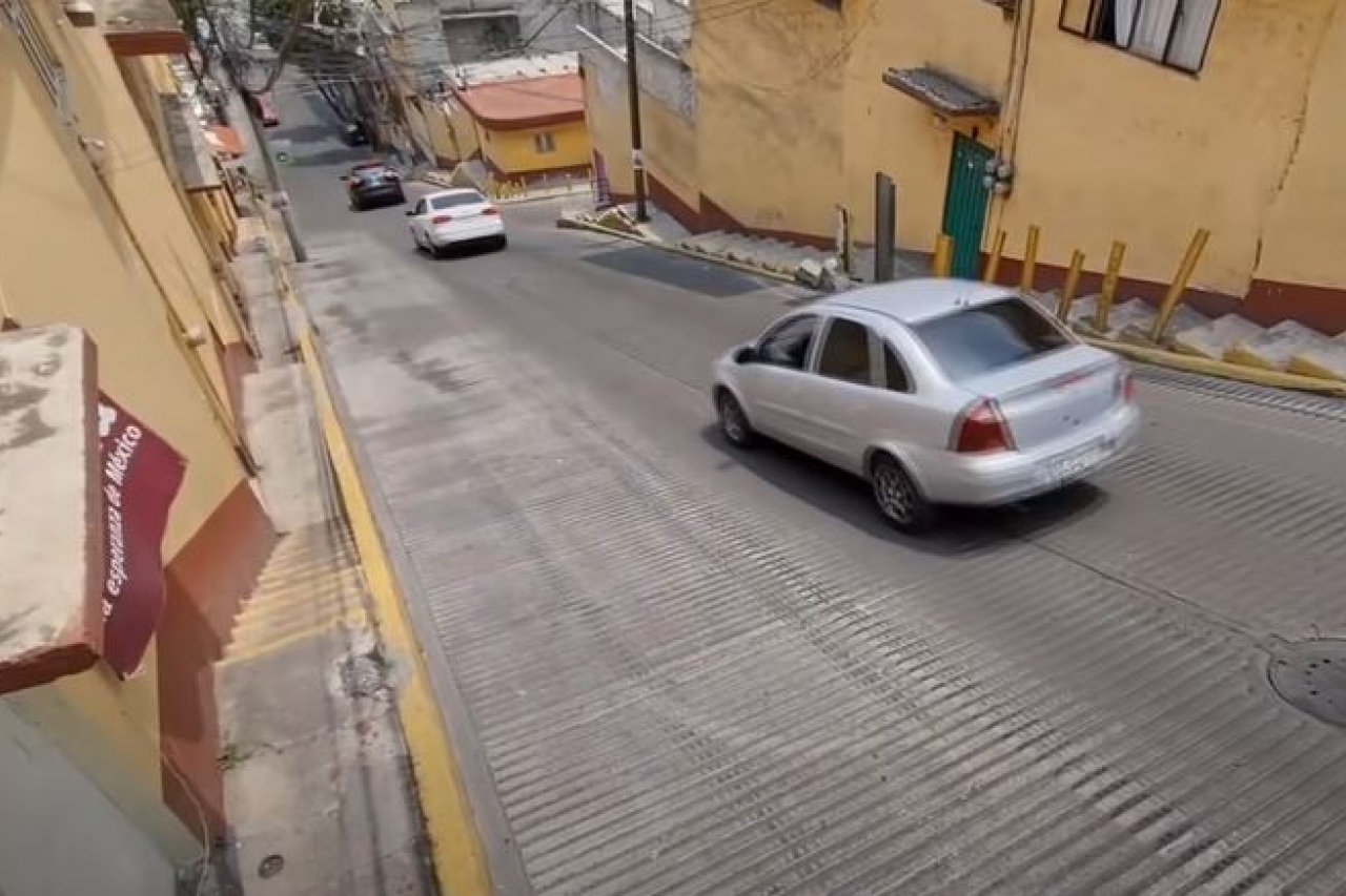 Video: Calle empinada de CDMX se convierte en tobogán los días de lluvia