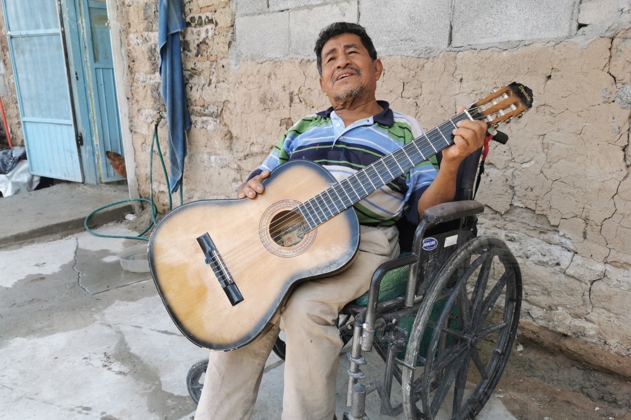 En silla de ruedas, mariachi sale a cantar en el centro de Juárez