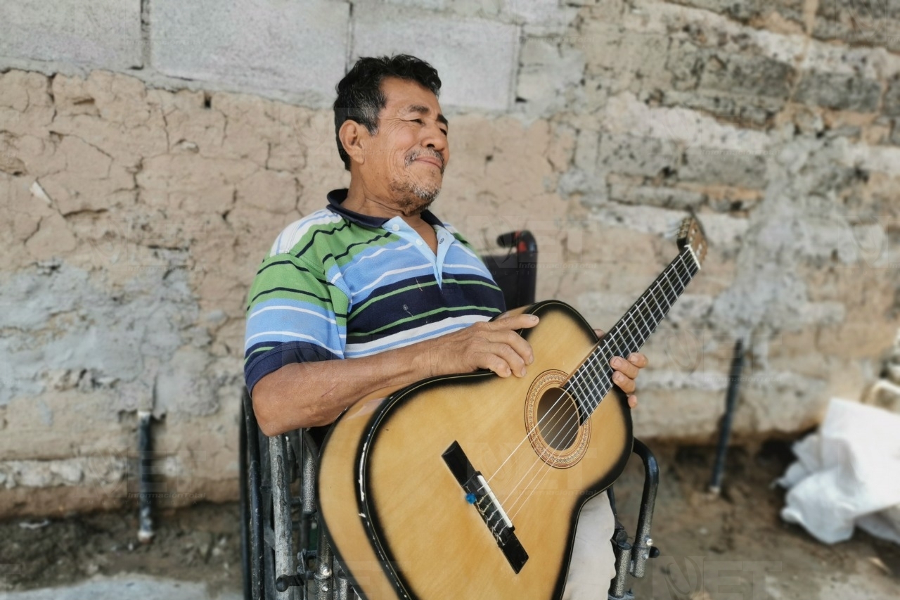 En silla de ruedas, mariachi sale a cantar en el centro de Juárez