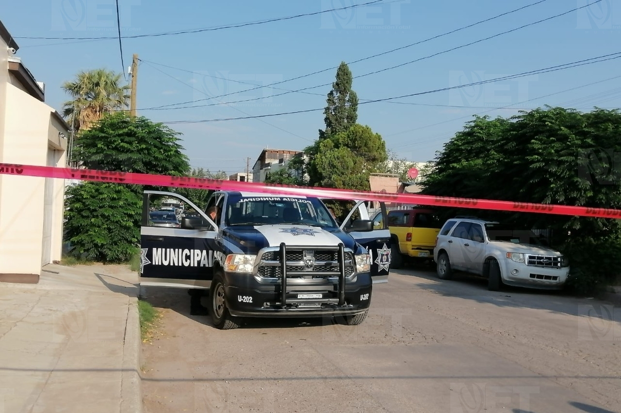 Agarré la pistola para salvarme: hijo de mujer ultimada por policía