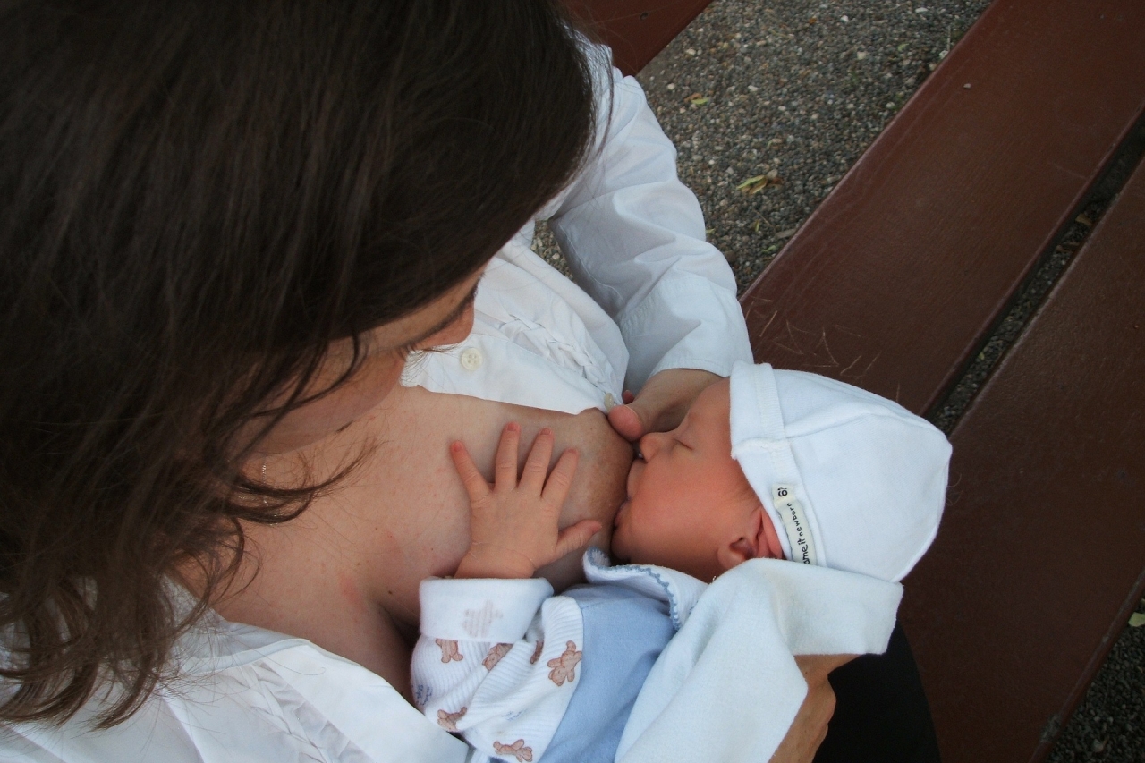 Leche materna una ‘vacuna’ al nacer