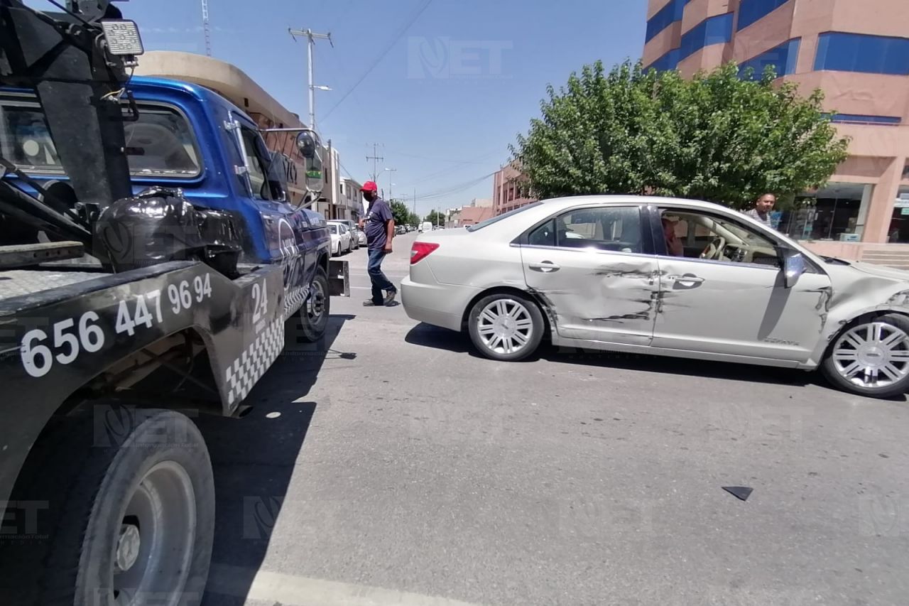 Choca grúa contra auto de lujo en avenida De la Raza