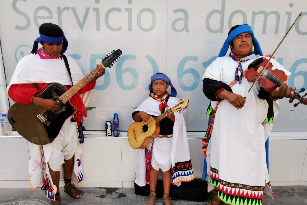 Tarahumaras tocan a juarenses su música